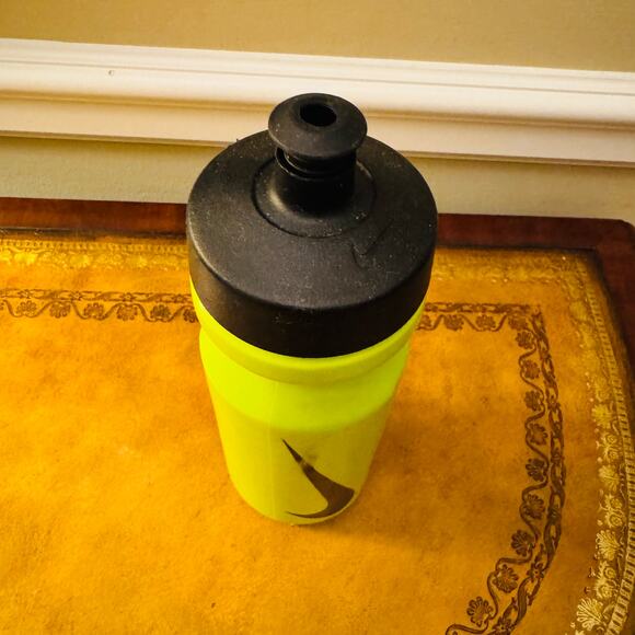 NIKE Big Mouth 22 oz Squeezable Push Pull Spout Neon Green Black Water Bottle - Picture 4 of 7